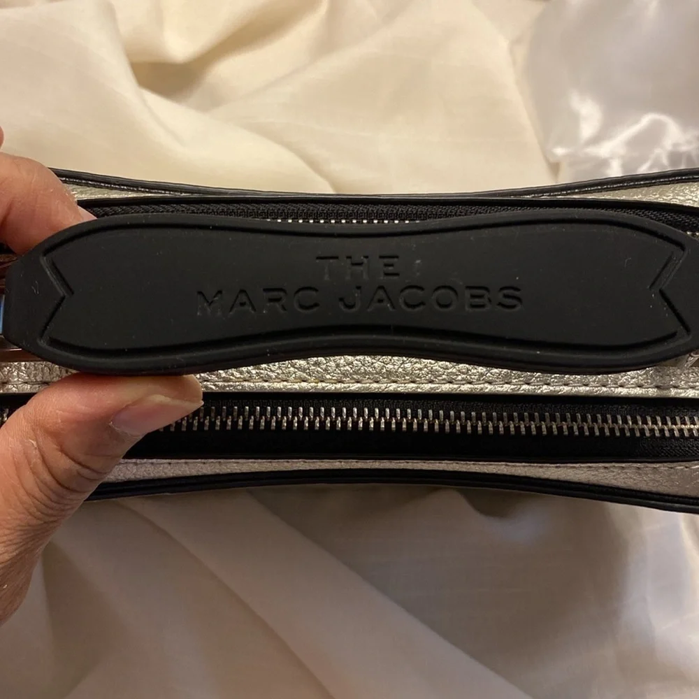 MARC JACOBS Metallic Silver Box Bag, EUC